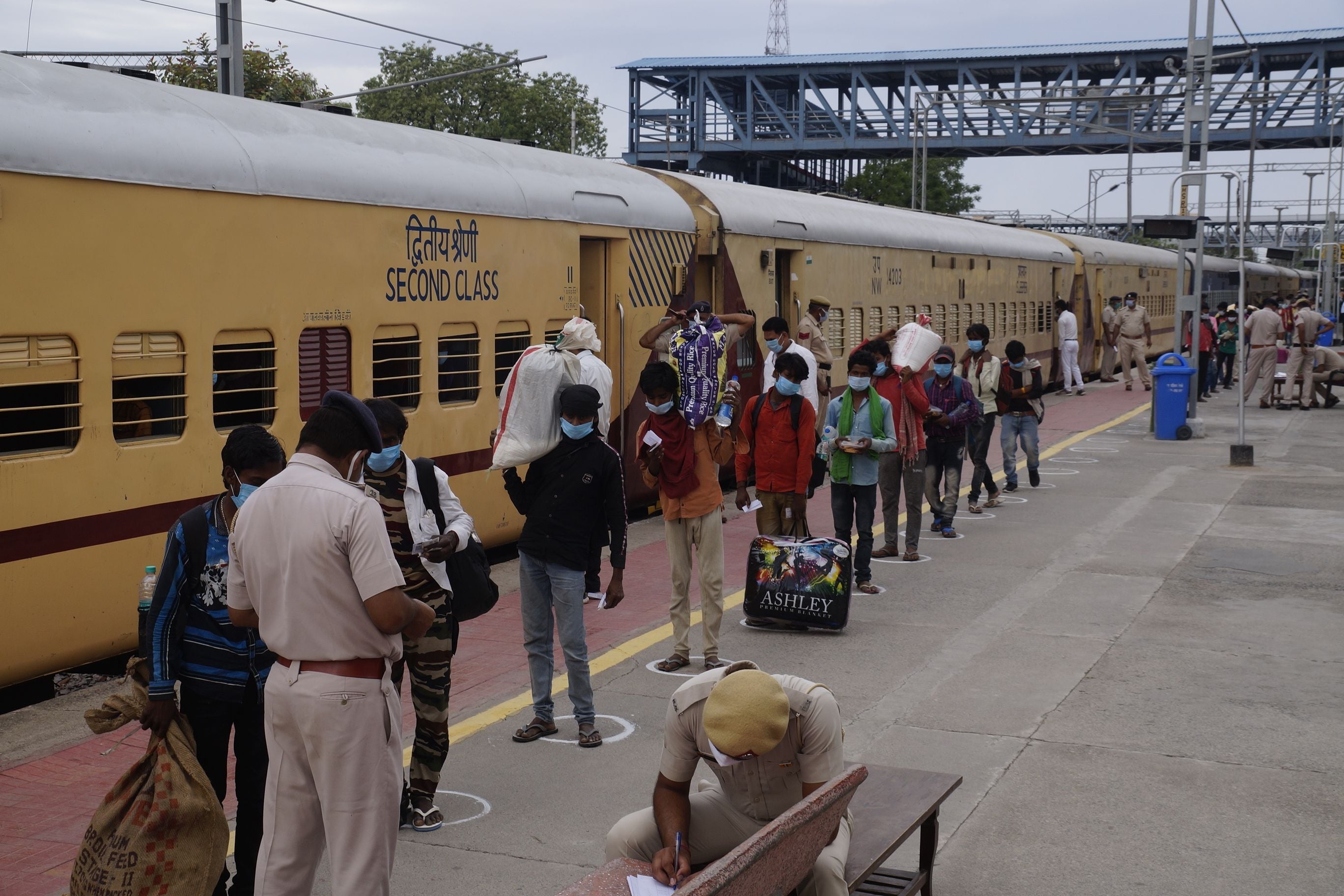 30 - रेलवे प्लेटफार्म पर गाड़ी में चढ़ने से पहले प्रवासियों के रजिस्ट्रेशन की जांच करते पुलिस कर्म? 30 - रेलवे प्लेटफार्म पर गाड़ी में चढ़ने से पहले प्रवासियों के रजिस्ट्रेशन की जांच करते पुलिस कर्म?