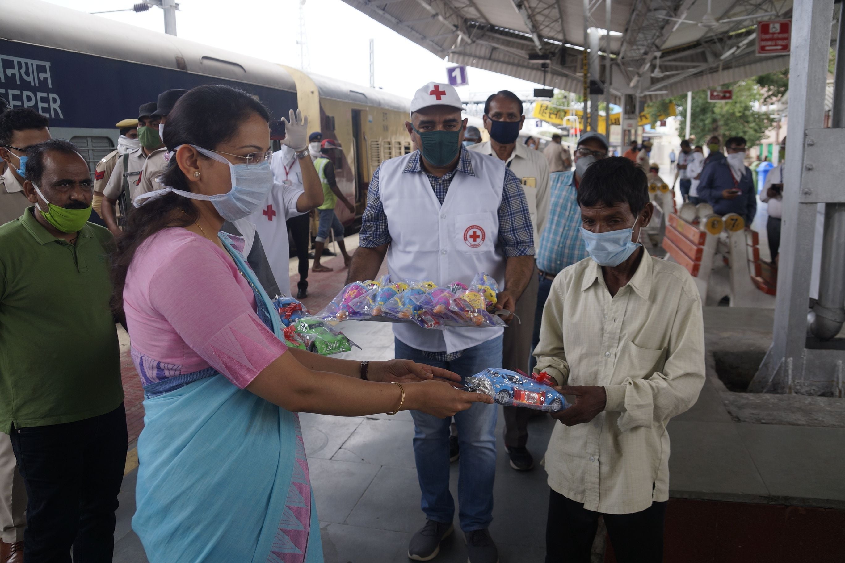42 - प्रवासी श्रमिकों में महिलाएं और बच्चे न के बराबर थे। बच्चों के लिए खिलौनों की व्यवस्था रेडक्रॉ 42 - प्रवासी श्रमिकों में महिलाएं और बच्चे न के बराबर थे। बच्चों के लिए खिलौनों की व्यवस्था रेडक्रॉ