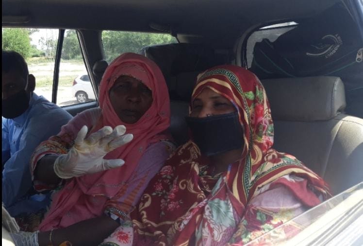 अपने वतन लौटते पाक नागरिक।