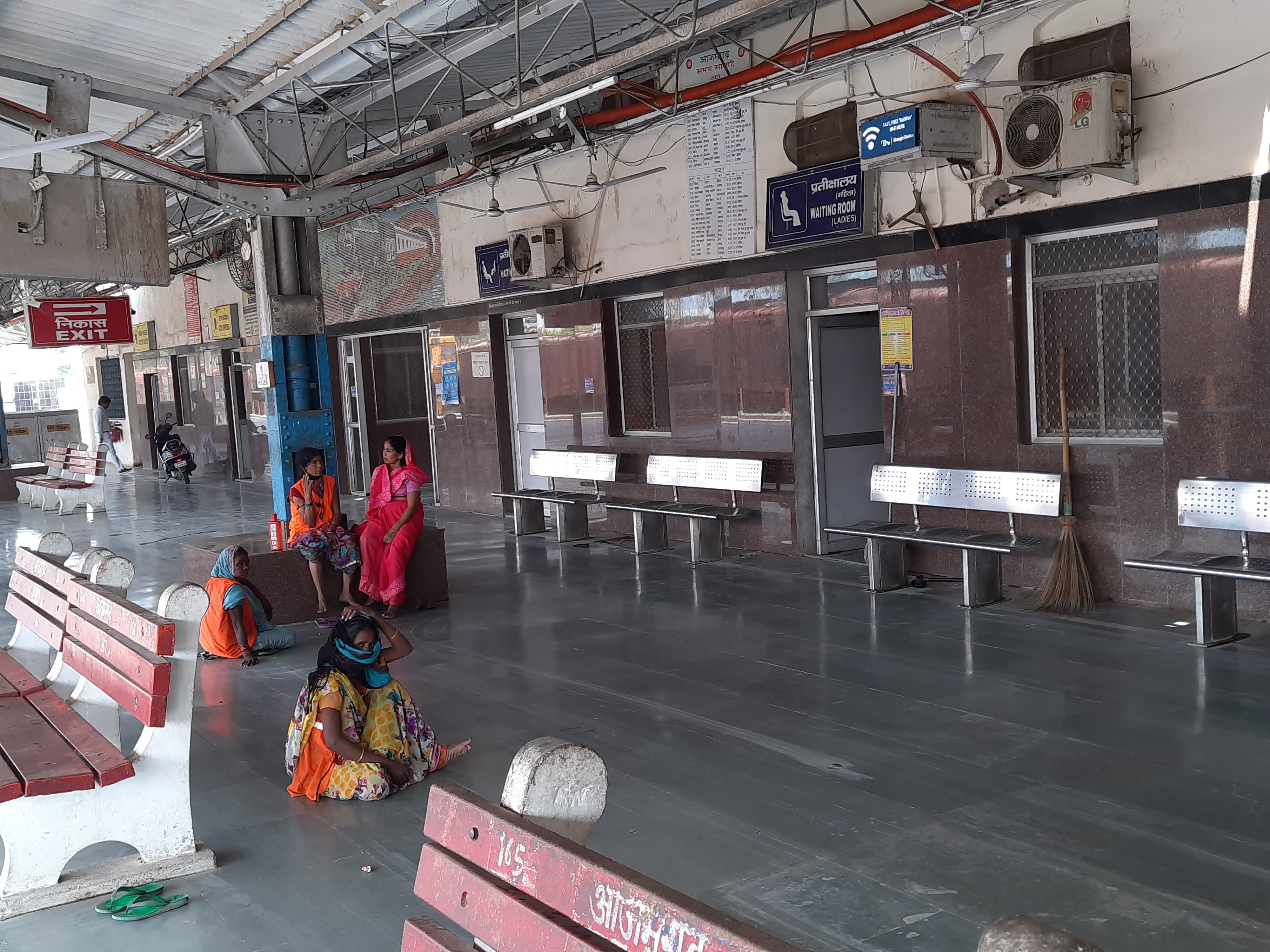 आजमगढ़ रेलवे स्टेशन के प्लेटफार्म नंबर में बैठी महिला सफाईकर्मी। आजमगढ़ रेलवे स्टेशन के प्लेटफार्म नंबर में बैठी महिला सफाईकर्मी।