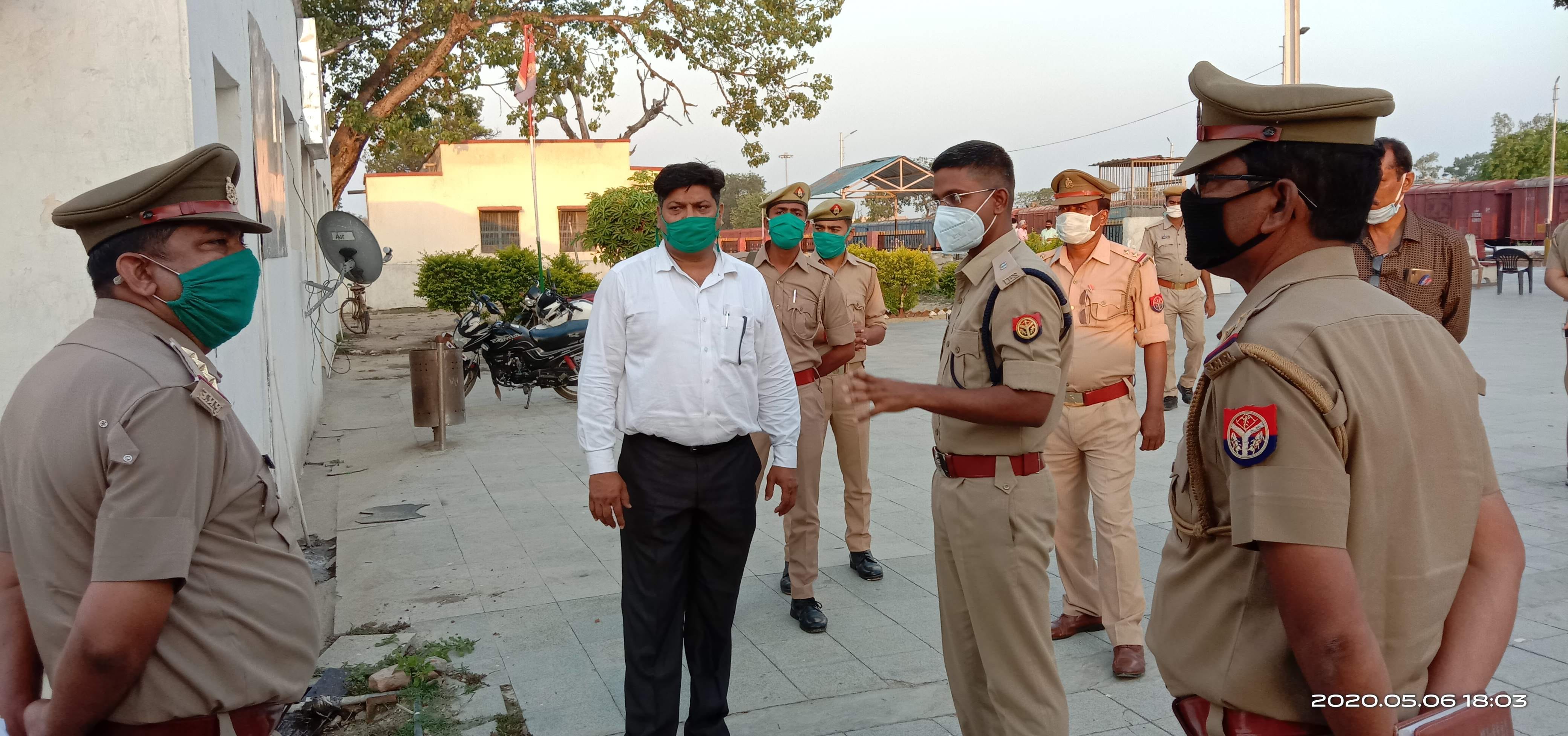 प्रवासी मजदूरों आगमन को लेकर रेलवे स्टेशन पर तैयारी का निरीक्षण करते सीओ सिटी इलामारन और की गई तै