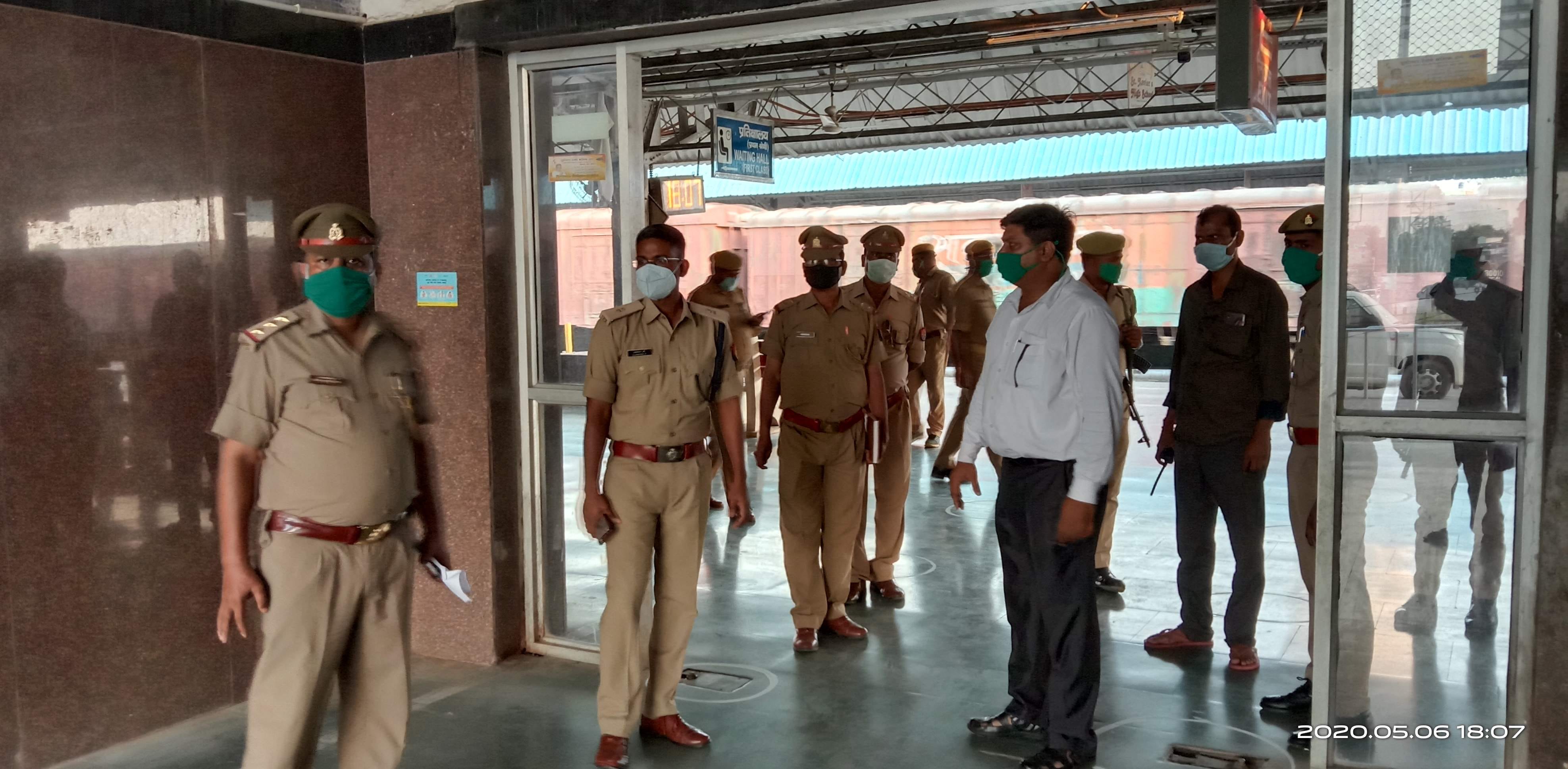 प्रवासी मजदूरों आगमन को लेकर रेलवे स्टेशन पर तैयारी का निरीक्षण करते सीओ सिटी इलामारन और की गई तै