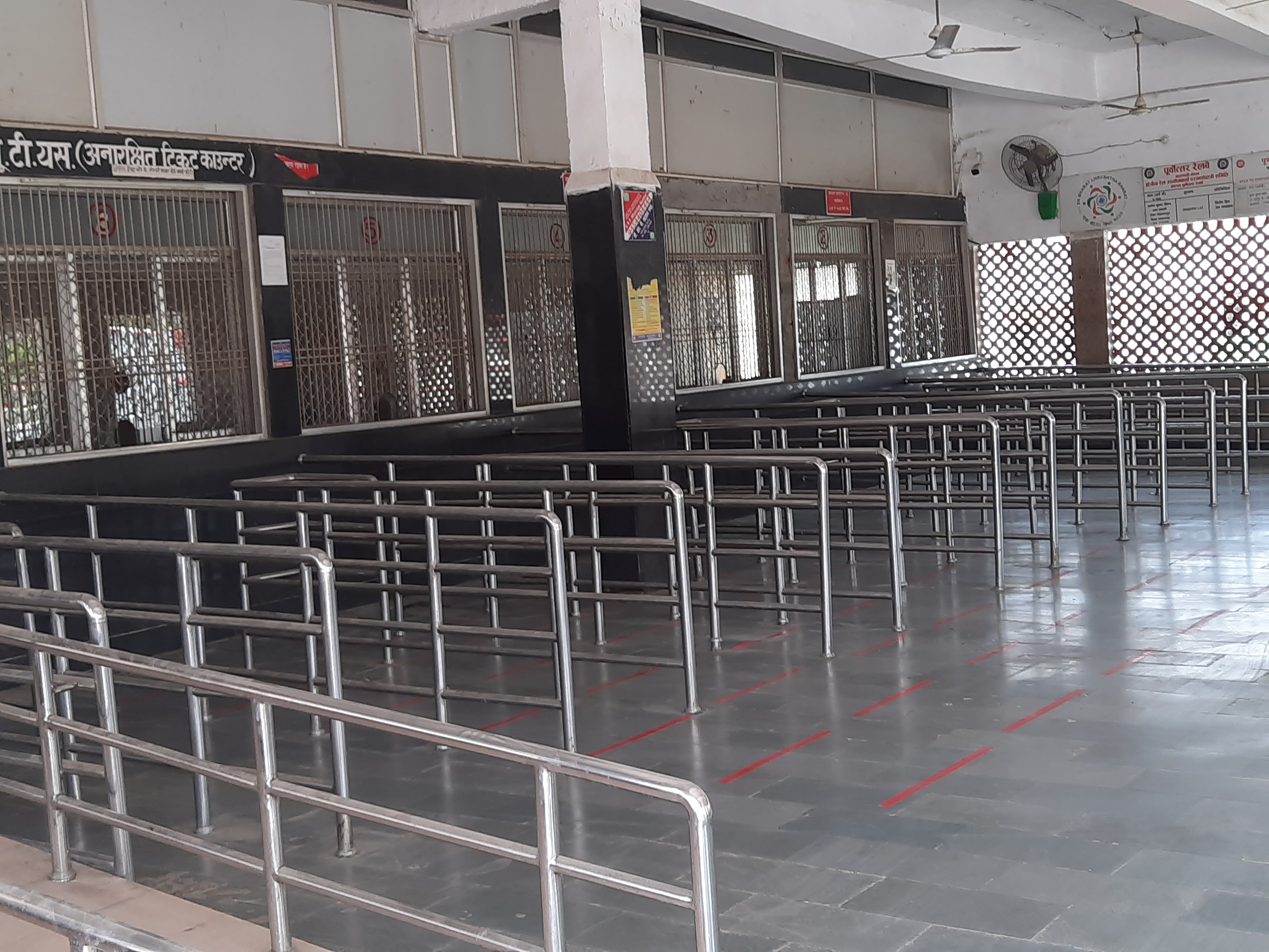 आजमगढ़ रेलवे स्टेशन पर टिकट काउंटर पर पसरा सन्नाटा। आजमगढ़ रेलवे स्टेशन पर टिकट काउंटर पर पसरा सन्नाटा।