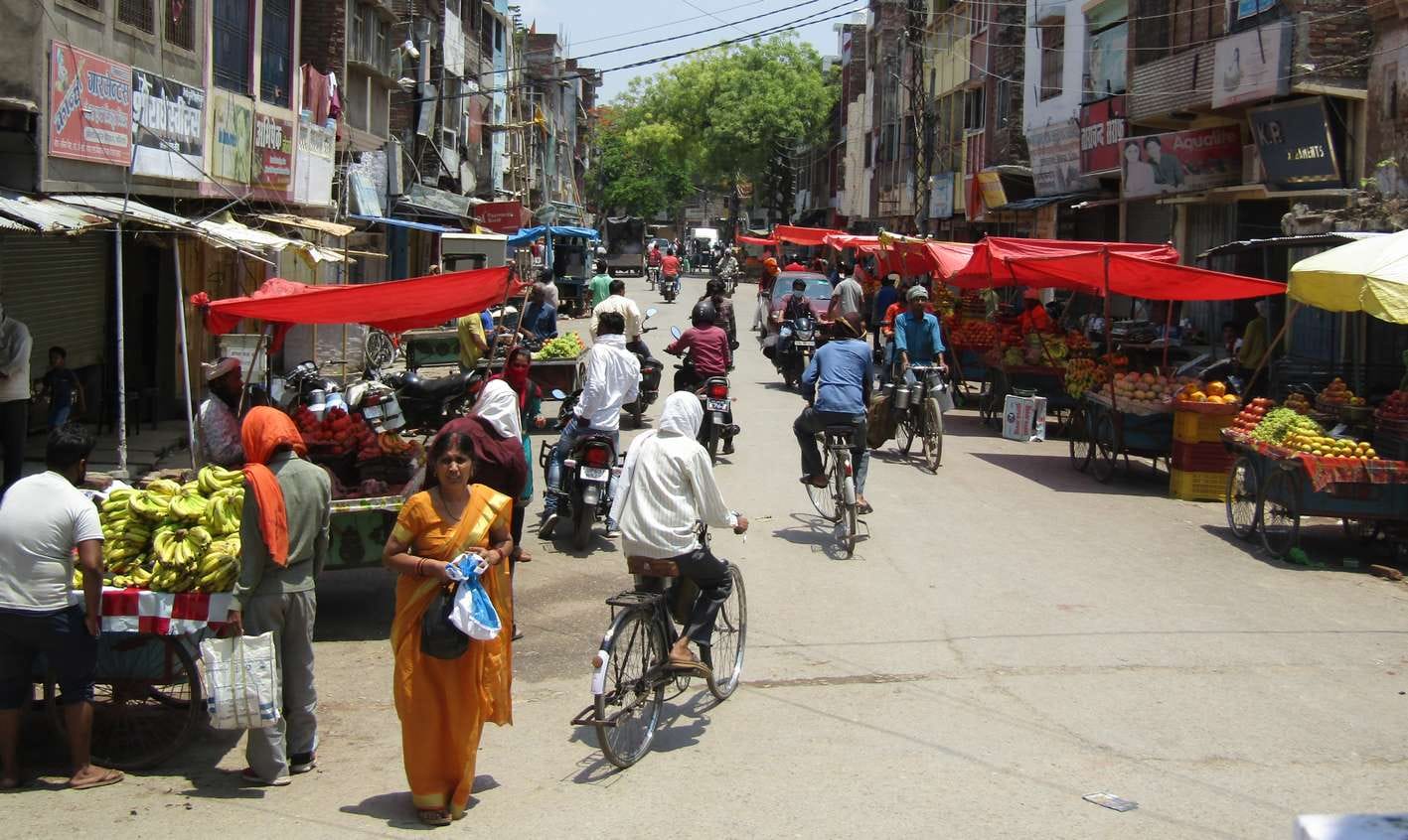 नगर के आर्यसमाज- ओक्डेनगंज चौराहा मार्ग पर सजी फलों की दुकान तथा खरीददारी करने निकले लोग। नगर के आर्यसमाज- ओक्डेनगंज चौराहा मार्ग पर सजी फलों की दुकान तथा खरीददारी करने निकले लोग।