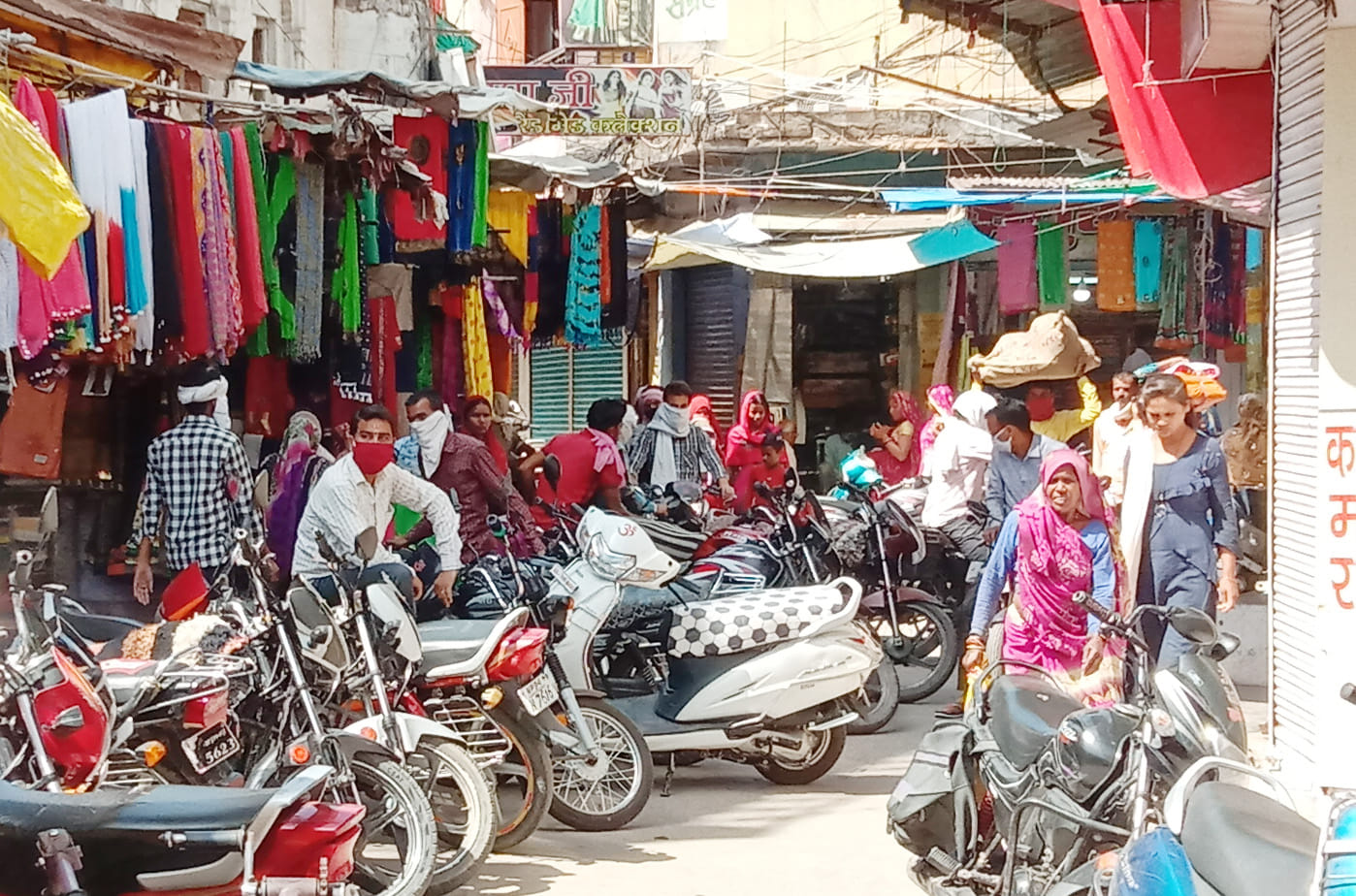 कटरा बाजार की दुकानों पर लगी ग्राहकों भीड़ कटरा बाजार की दुकानों पर लगी ग्राहकों भीड़