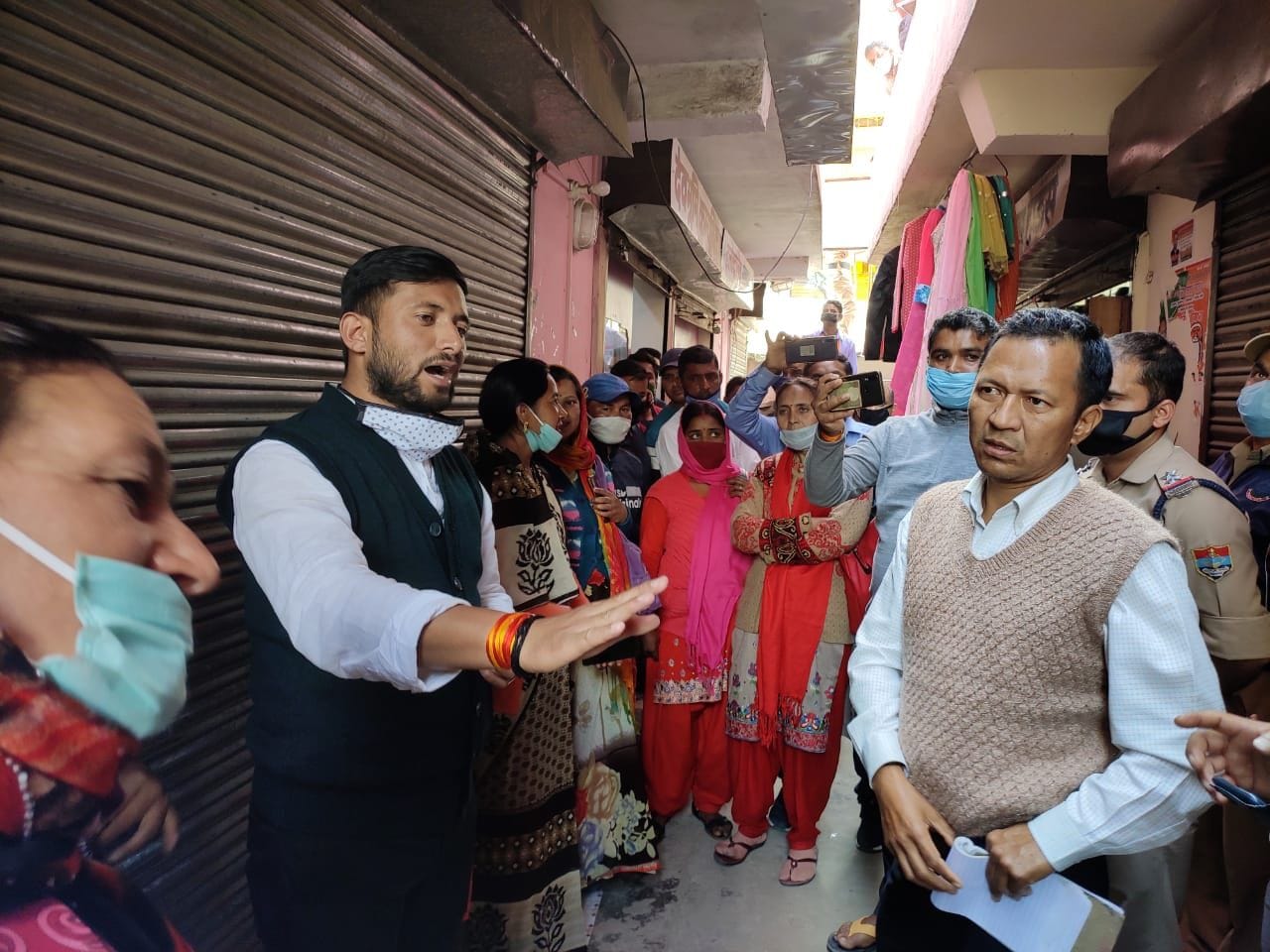 देवाल में शराब की दुकान के विरोध में एसडीएम से वार्ता करते जनप्रतिनिधि। देवाल में शराब की दुकान के विरोध में एसडीएम से वार्ता करते जनप्रतिनिधि।