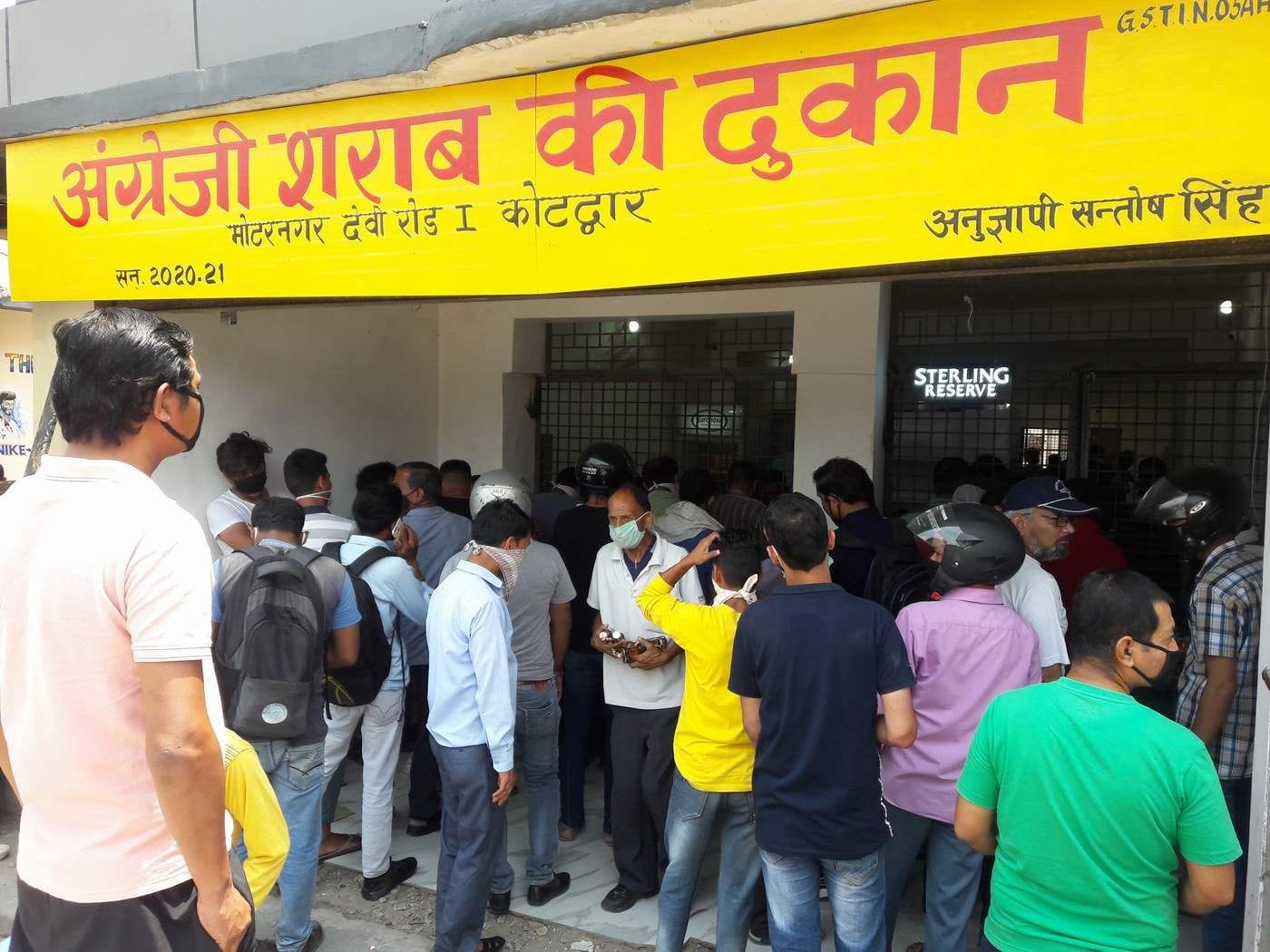 कोटद्वार के देवीरोड मोटर नगर में खुली शराब के दुकान में लगी लोगों की भीड़। कोटद्वार के देवीरोड मोटर नगर में खुली शराब के दुकान में लगी लोगों की भीड़।