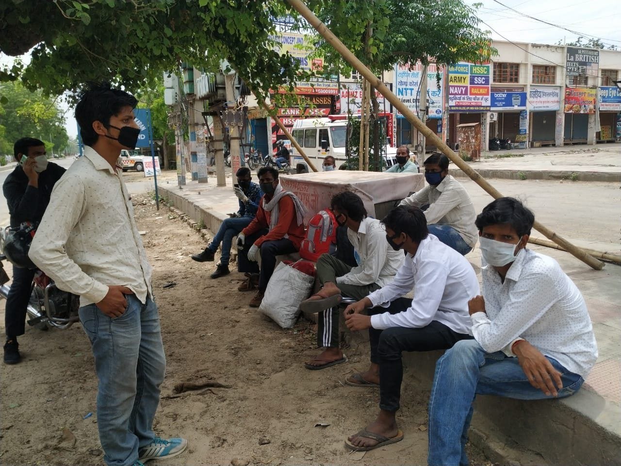  राजकीय कॉलेज के पास डेरा डाले बिहार के छपरा जिले ले लोग।