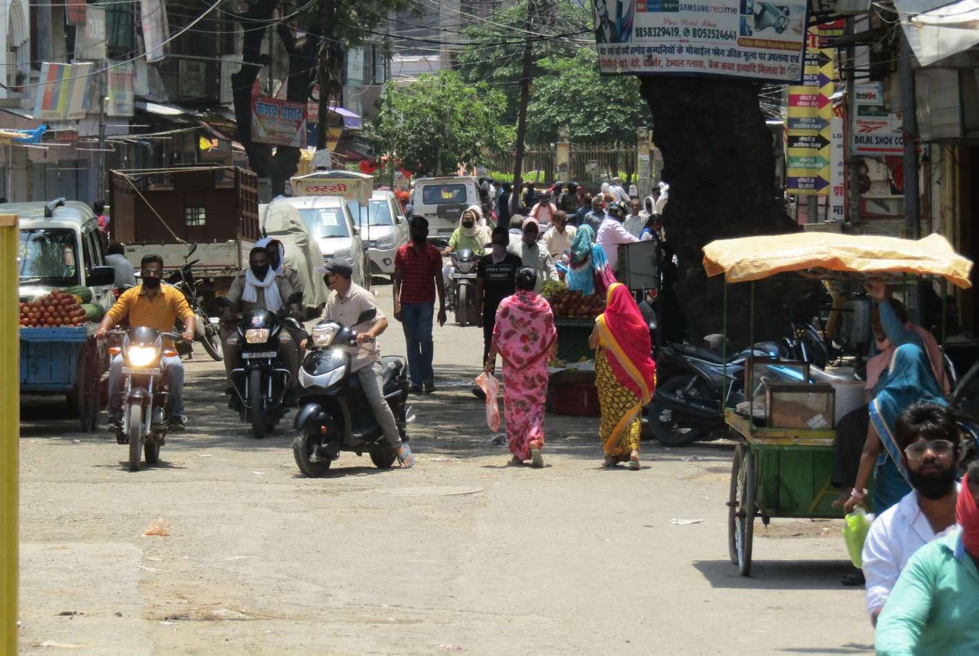 नगर के स्टेशन-चौक रोड पर खुली दुकानों से खरीददारी करने के निकले लोगों के चलते लगा जाम। नगर के स्टेशन-चौक रोड पर खुली दुकानों से खरीददारी करने के निकले लोगों के चलते लगा जाम।