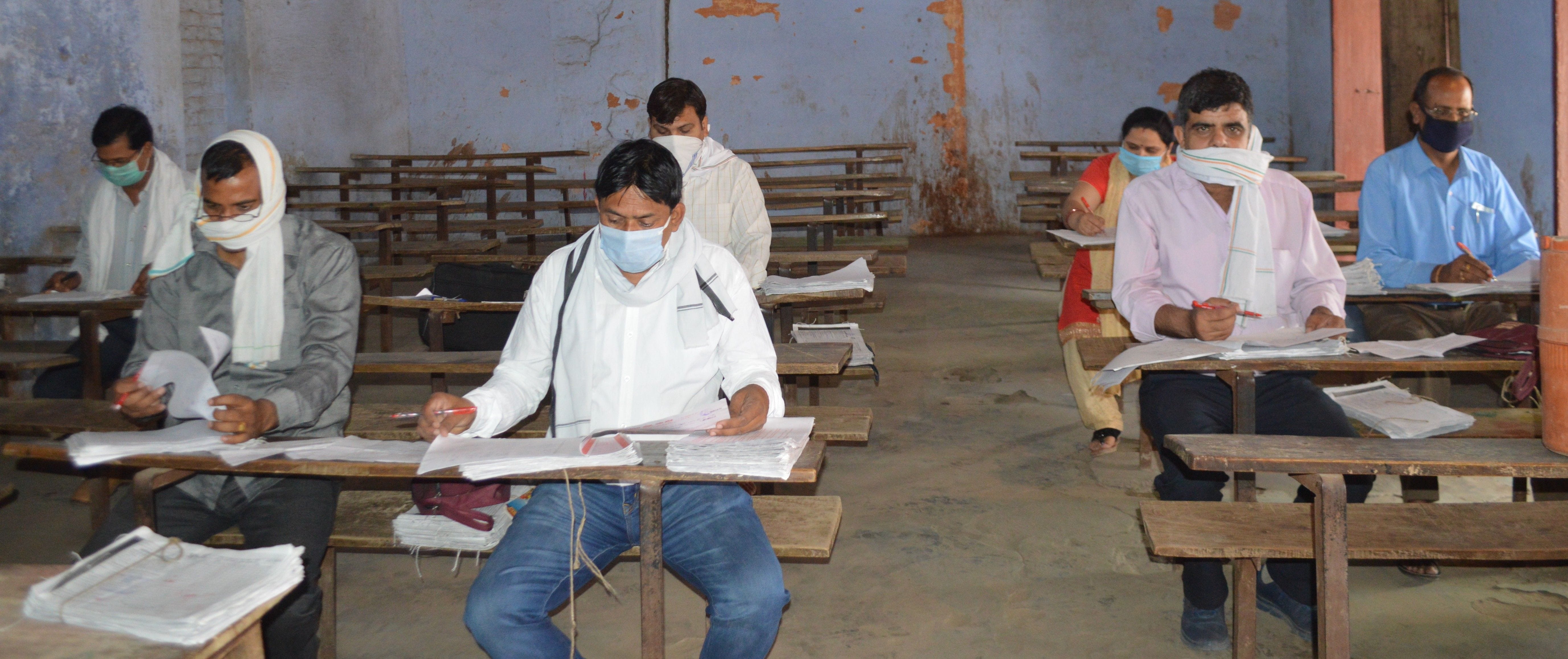 मूल्यांकन केन्द्र पर होता मूल्यांकन कार्य। मूल्यांकन केन्द्र पर होता मूल्यांकन कार्य।