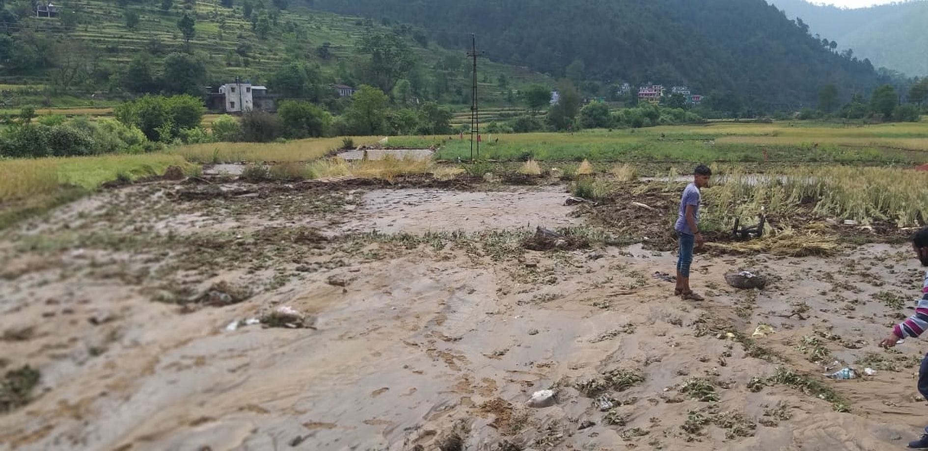 सोमेश्वर घाटी के धौलरा गांव में मलबे से पटी उपजाऊ भूमि।