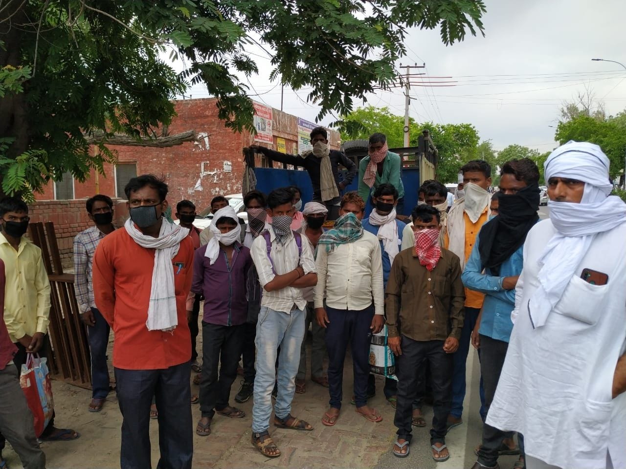  घर जाने के लिए कंडेला गांव से राजकीय कॉलेज पहुंचे उत्तर प्रदेश के श्रमिक।