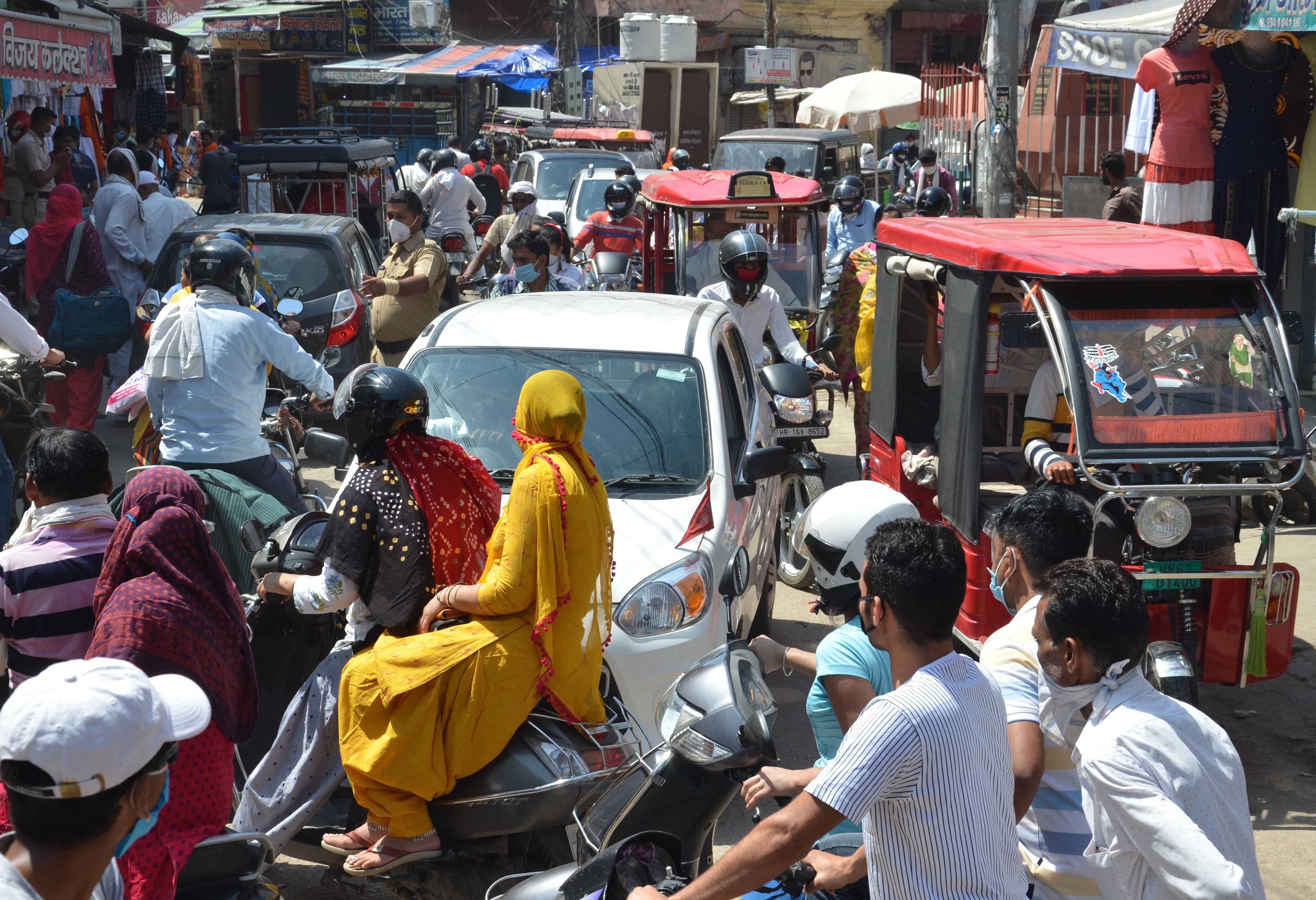 सराय चौपटा क्षेत्र में लॉकडाउन में थोड़ी ढिल मिलने के बाद लगे जाम में फंसे वाहन।