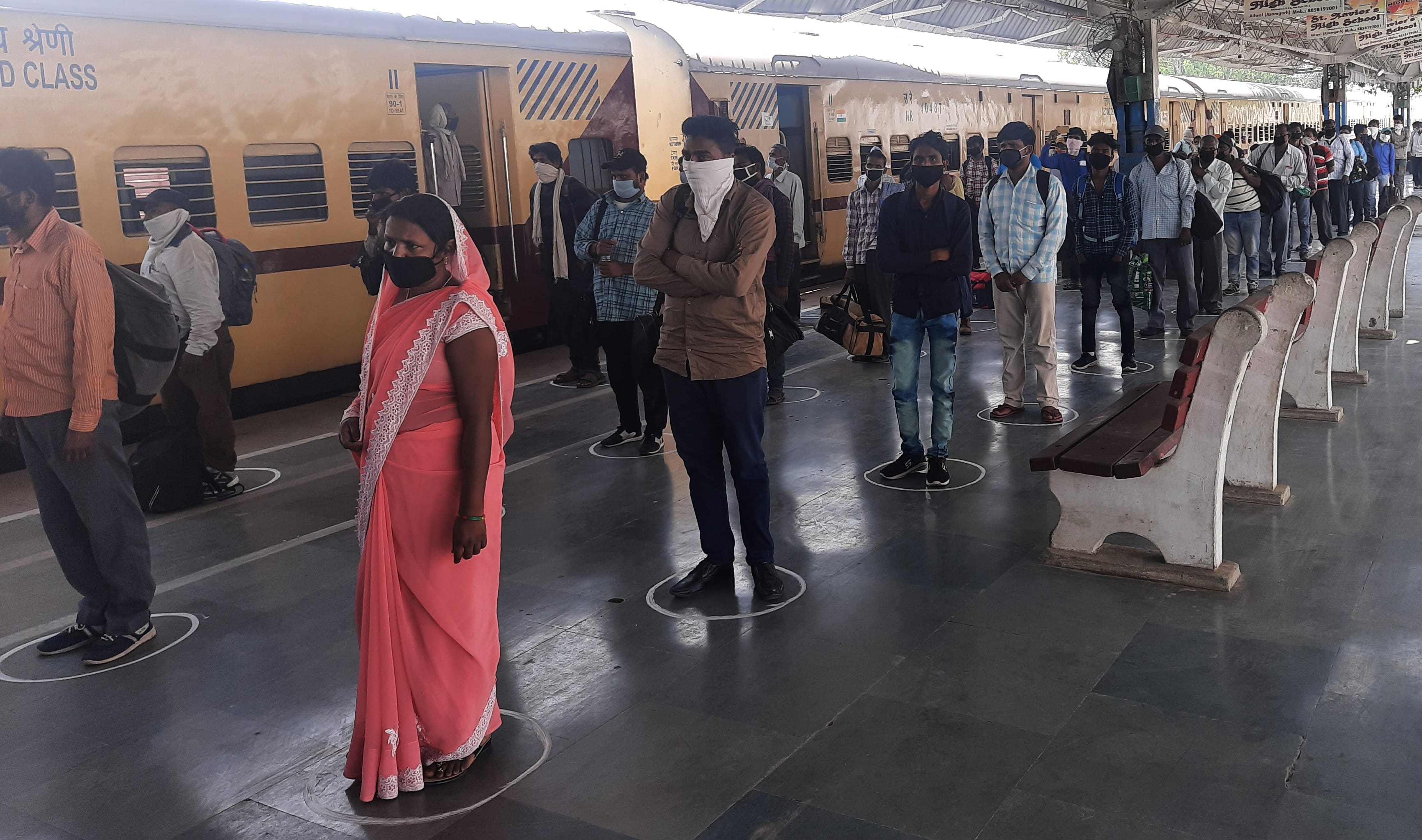 आजमगढ़ रेलवे स्टेशन पर खड़े पटियाला से आए यात्री। आजमगढ़ रेलवे स्टेशन पर खड़े पटियाला से आए यात्री।