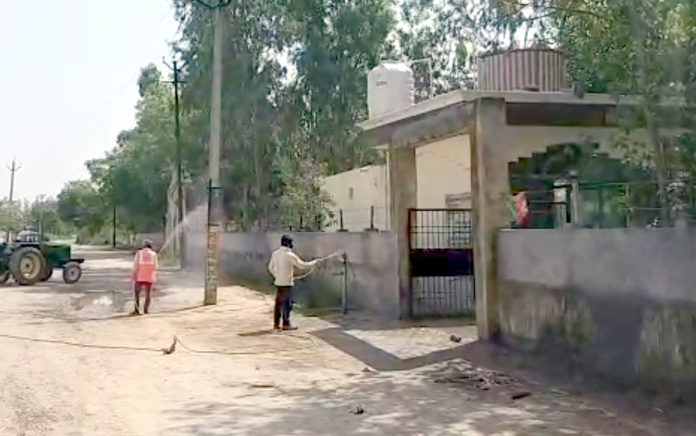 चांदपुर में कोरोना संक्रमित चिकित्सक के दाह संस्कार के बाद शमशान घाट को सैनिटाइज करते नगरपालिका चांदपुर में कोरोना संक्रमित चिकित्सक के दाह संस्कार के बाद शमशान घाट को सैनिटाइज करते नगरपालिका