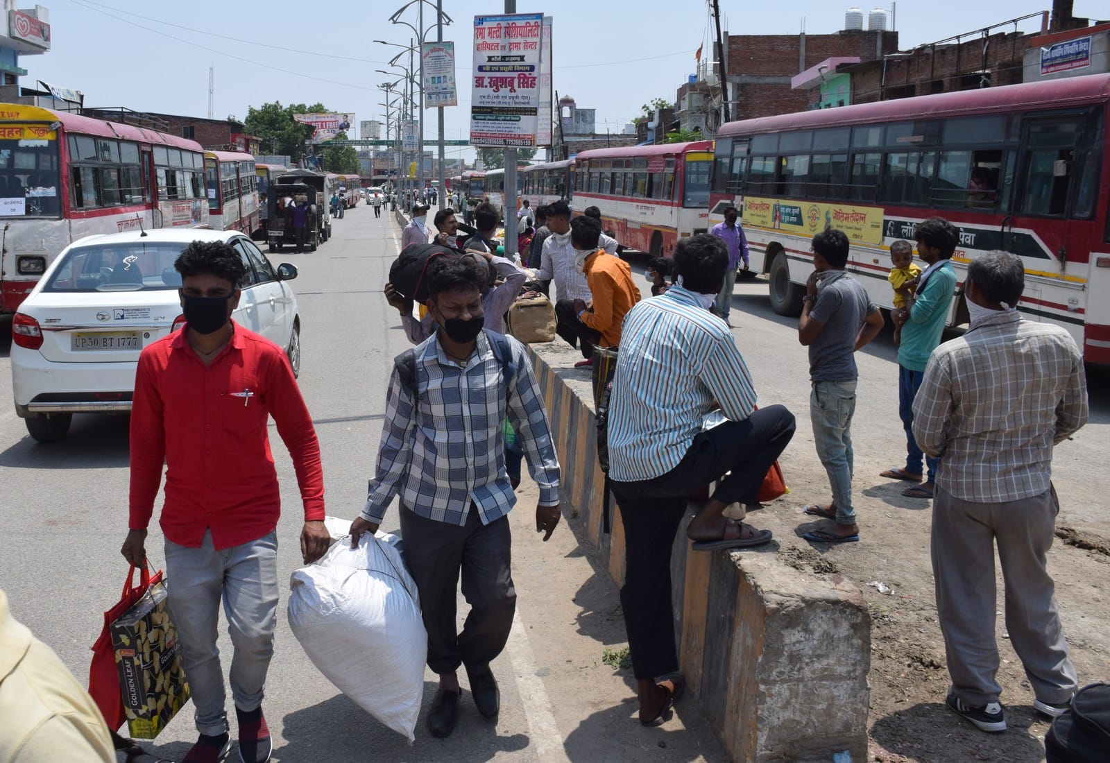 रेलवे स्टेशन से निकलकर बसों की ओर बढ़ते पटियाला से आए यात्री। रेलवे स्टेशन से निकलकर बसों की ओर बढ़ते पटियाला से आए यात्री।