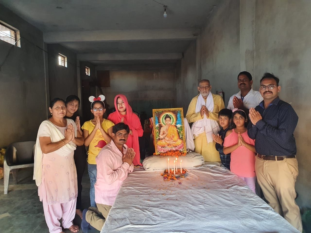अपने परिजनों व अन्य लोगों के साथ भगवान बुद्ध की जंयती मनाते पंकज प्रेमाकर व अन्य। अपने परिजनों व अन्य लोगों के साथ भगवान बुद्ध की जंयती मनाते पंकज प्रेमाकर व अन्य।