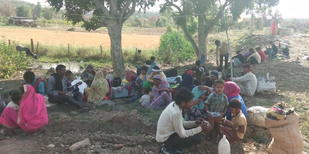 अमझरा बार्डर पर धूप में बैठे बाहर से आए मजदूर अमझरा बार्डर पर धूप में बैठे बाहर से आए मजदूर