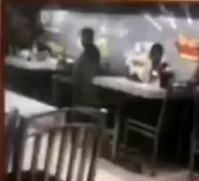 फिरोजपुर के रेस्टोरेंट में कर्फ्यू के दौरान शराब पीते लोग।