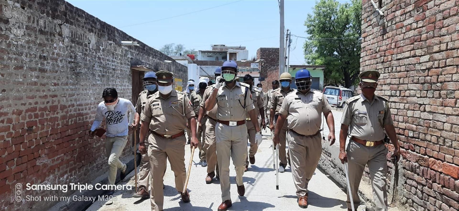 हाथरस: गांव जसराना में पथराव, फायरिंग के बाद मौके पर पहुंची पुलिस फोर्स। हाथरस: गांव जसराना में पथराव, फायरिंग के बाद मौके पर पहुंची पुलिस फोर्स।