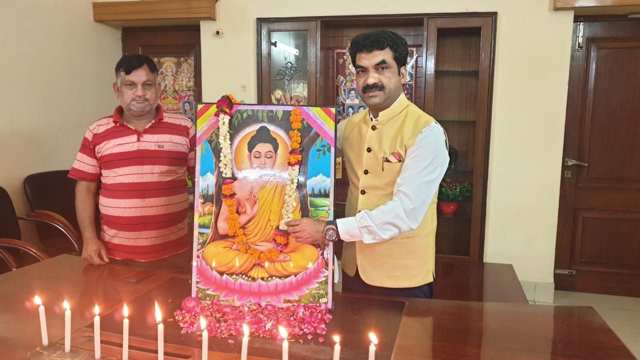 बुद्ध की जयंती मनाते रामेश्वर उपाध्याय। बुद्ध की जयंती मनाते रामेश्वर उपाध्याय।