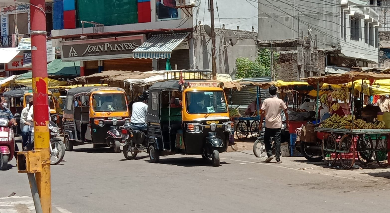 नझाई बाजार के पास सड़क पर खड़ी टैक्सी
