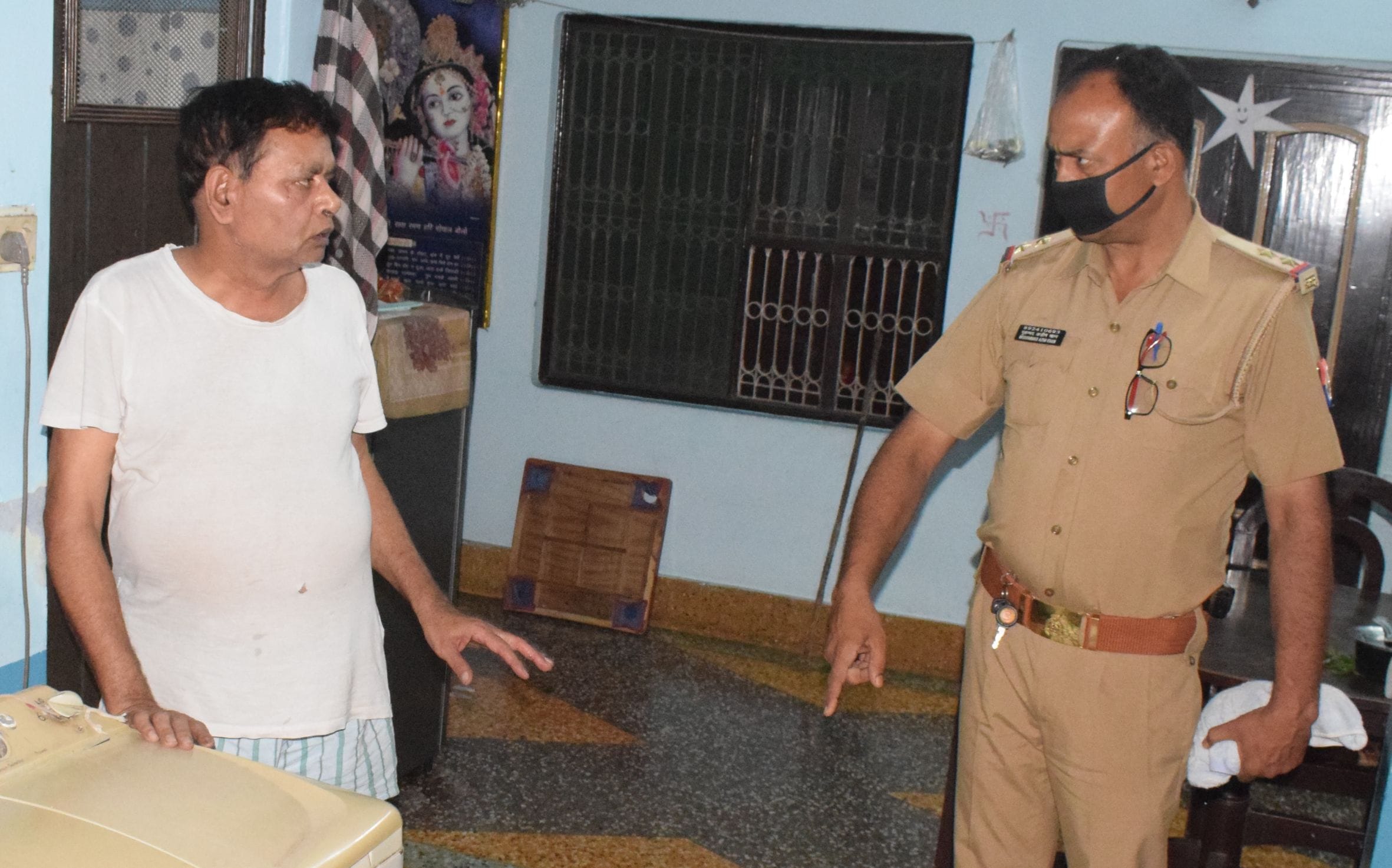 हरदोई में रतनबाबू गुप्ता से जानकारी लेते उपनिरीक्षक अजीम खां। संवाद हरदोई में रतनबाबू गुप्ता से जानकारी लेते उपनिरीक्षक अजीम खां। संवाद