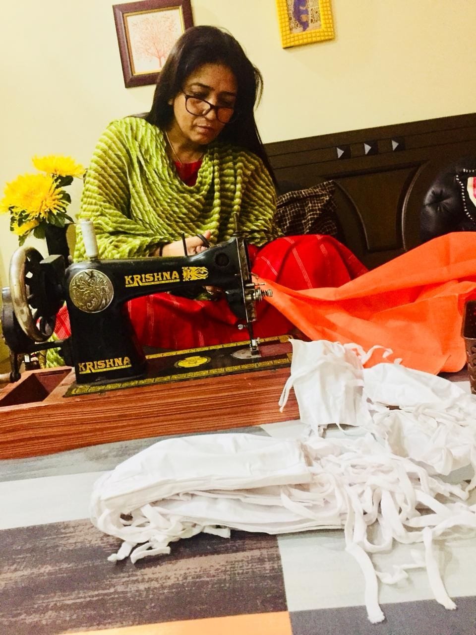 पति को सम्मान के तौर पर पहनाई गई पगड़ियों से मास्क बनाती वन सिटी निवासी स्टाफ नर्स सुदेश चौधरी। पति को सम्मान के तौर पर पहनाई गई पगड़ियों से मास्क बनाती वन सिटी निवासी स्टाफ नर्स सुदेश चौधरी।