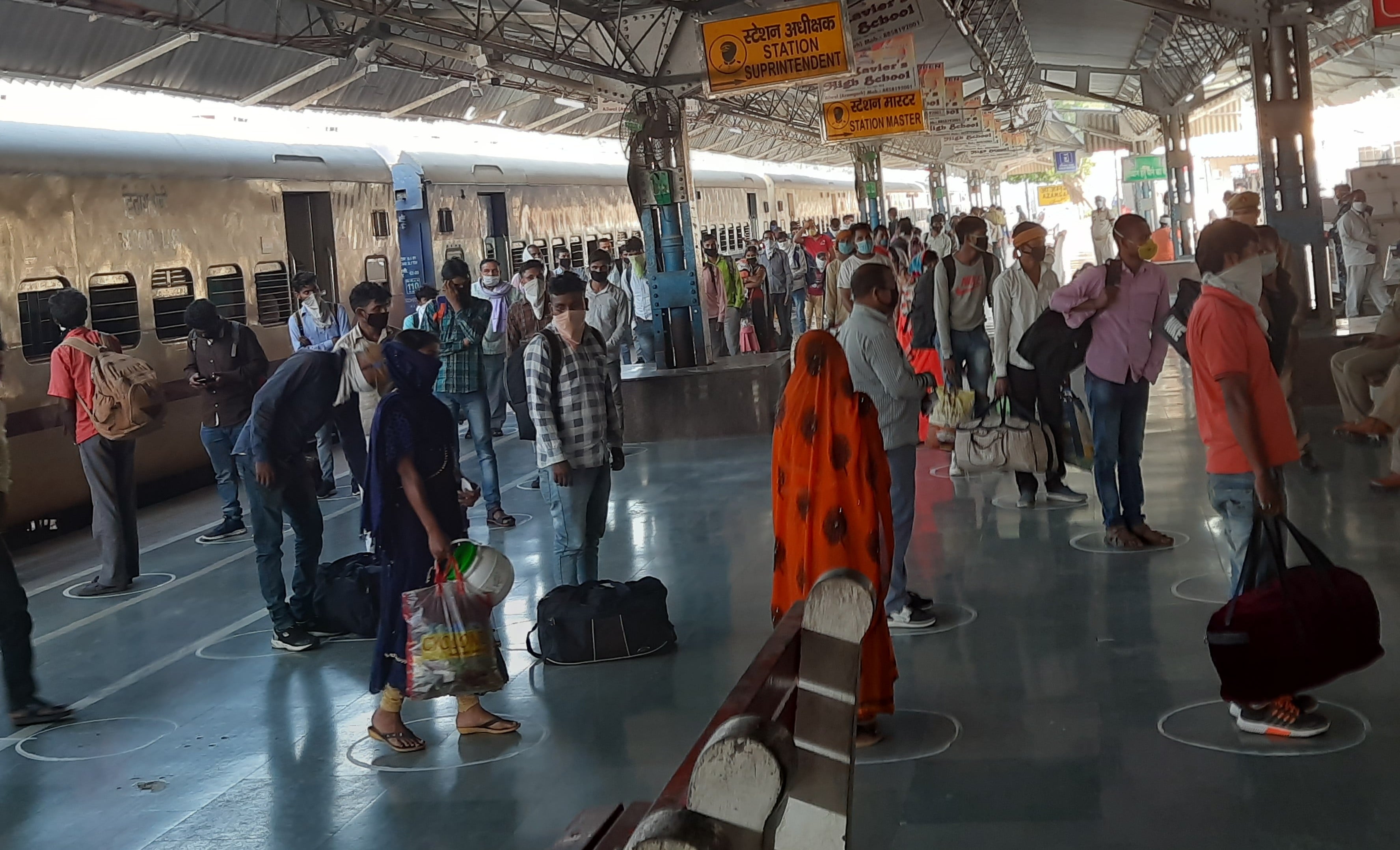 जालंधर से ट्रेन से आजमगढ़ स्टेशन पर पहुंचे लोग, मेडिकल जांच के लिए खड़े। जालंधर से ट्रेन से आजमगढ़ स्टेशन पर पहुंचे लोग, मेडिकल जांच के लिए खड़े।