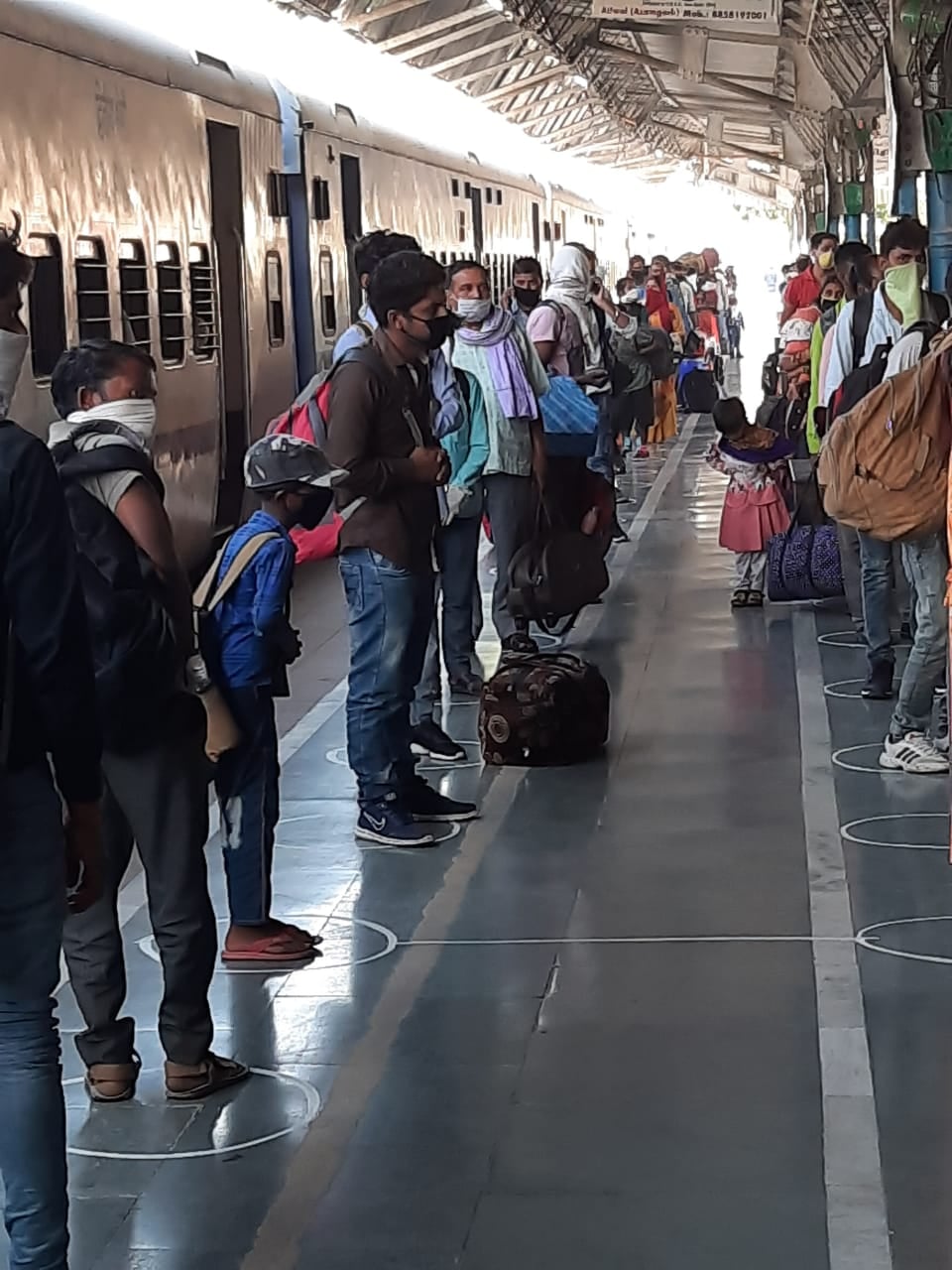 रेलवे स्टेशन पर जालंधर से आई ट्रेन से उतरे यात्री। रेलवे स्टेशन पर जालंधर से आई ट्रेन से उतरे यात्री।