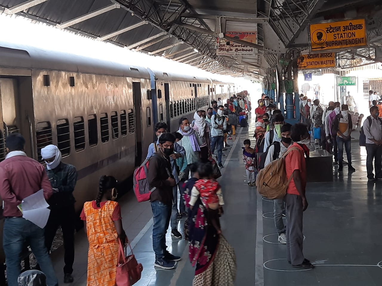 रेलवे स्टेशन पर जालंधर से आई ट्रेन से उतरे यात्री। रेलवे स्टेशन पर जालंधर से आई ट्रेन से उतरे यात्री।