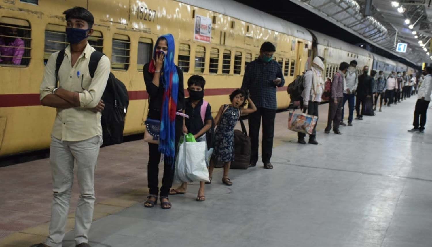 1282 laborers brought from gujarat bu labor special train