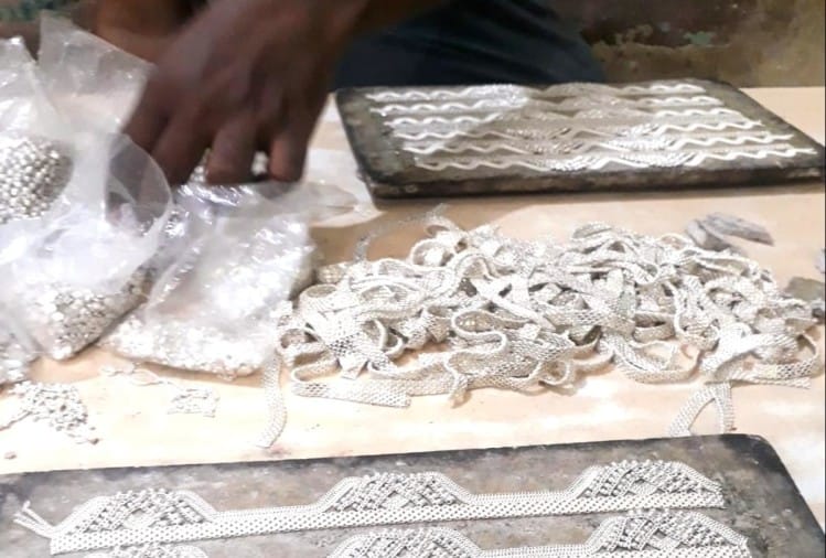 Bullion Trader Of Varanasi Rumbling In Lucknow Siege On Alambagh Kotwali -  बनारस से लखनऊ गए सराफा कारोबारी की 20 लाख की चांदी टप्पेबाजों ने उड़ाई,  आलमबाग कोतवाली का घेराव ...