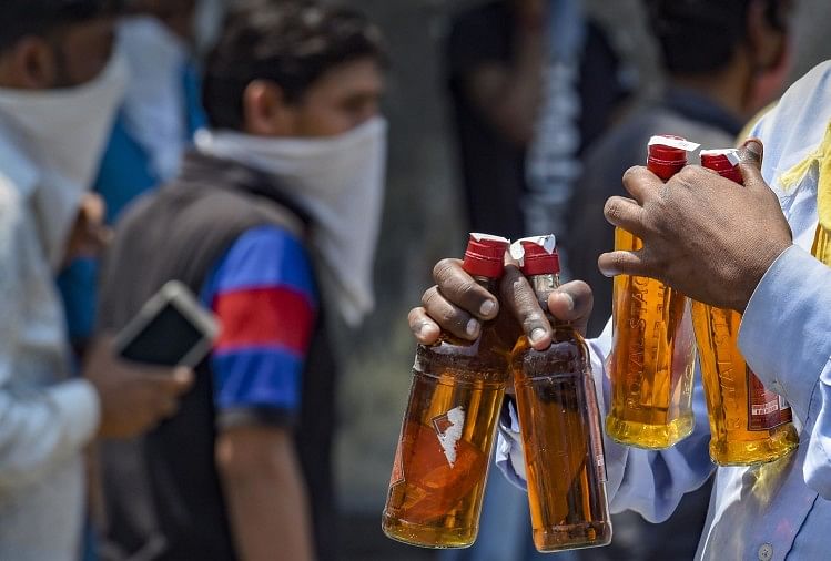 कोरोना का असर: लॉकडाउन, तनाव और शराब, घातक हो रहा यह कॉकटेल सांकेतिक तस्वीर....