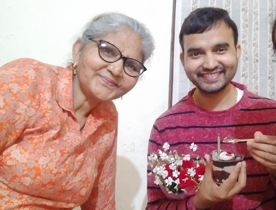 अपनी माँ जानकी देवी के साथ परदहां ब्लाक के सीडीपीओ दिनेश सिंह राजपूत।मदर्स डे के लिए फोटो अपनी माँ जानकी देवी के साथ परदहां ब्लाक के सीडीपीओ दिनेश सिंह राजपूत।मदर्स डे के लिए फोटो