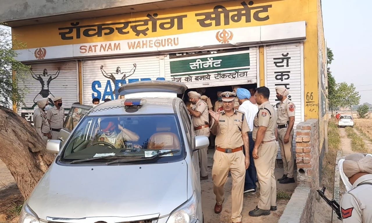 गाड़ी में दोनों आरोपियों को बैठाती पंजाब पुलिस। गाड़ी में दोनों आरोपियों को बैठाती पंजाब पुलिस।