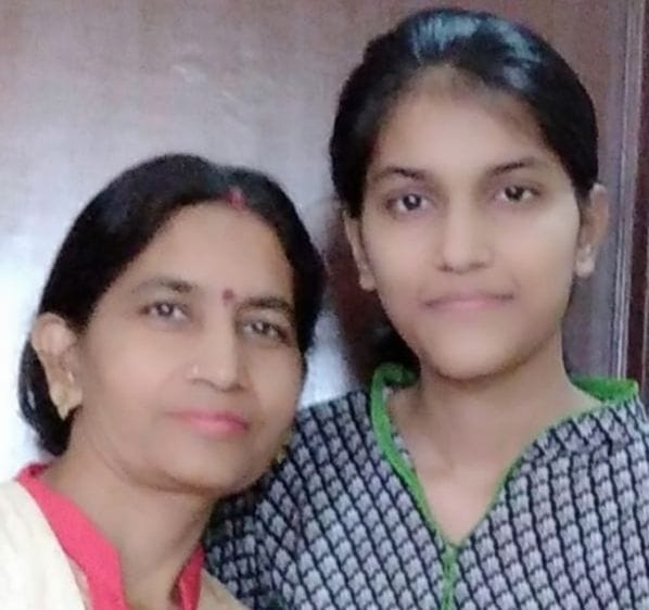 मां रीना के साथ आंचल। मां रीना के साथ आंचल।