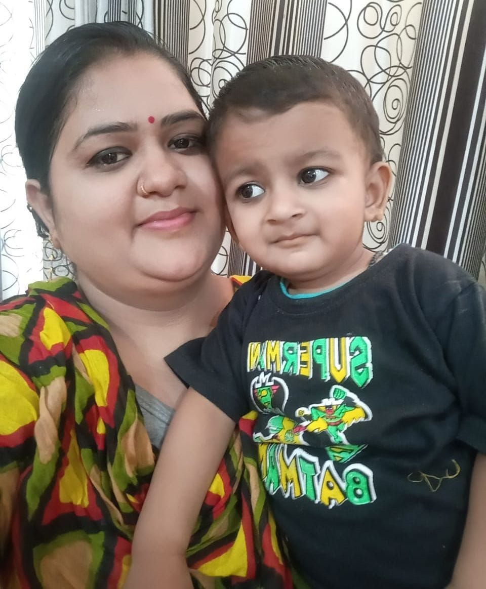 बेटे यश के साथ मां रोली । बेटे यश के साथ मां रोली ।