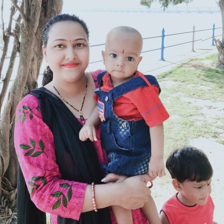 बेटे व्योम और श्रेयांश के साथ निशा । बेटे व्योम और श्रेयांश के साथ निशा ।