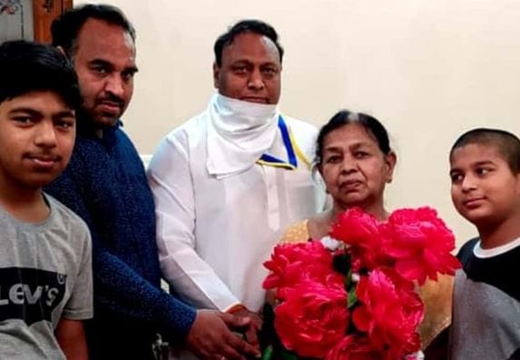 बेटों के साथ मां सरोज गुप्ता। बेटों के साथ मां सरोज गुप्ता।