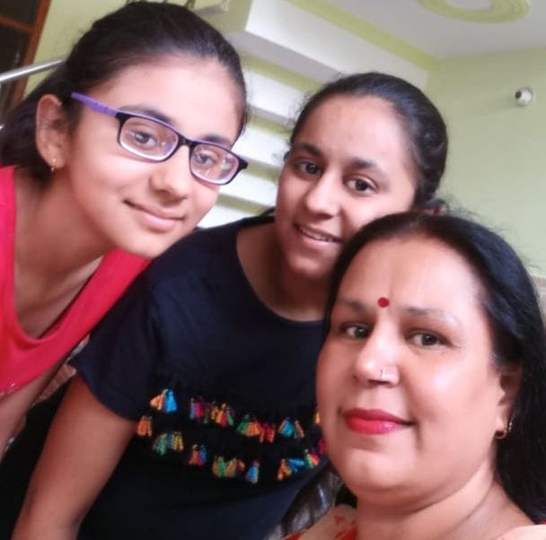 मां नीरज के साथ बेटियां। मां नीरज के साथ बेटियां।