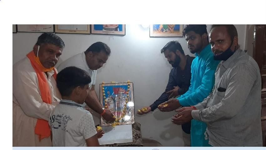महाराणा प्रताप के चित्र पर माल्यार्पण करते भाजपा जिलाध्यक्ष ब्रजेश चौहान। 