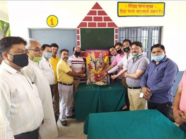 विचार गोष्ठी के मौके पर महाराणा प्रताप के चित्र पर माल्यार्पण करते लोग।