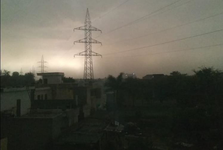 सुबह से ही काले घने बादल छाए रहे।