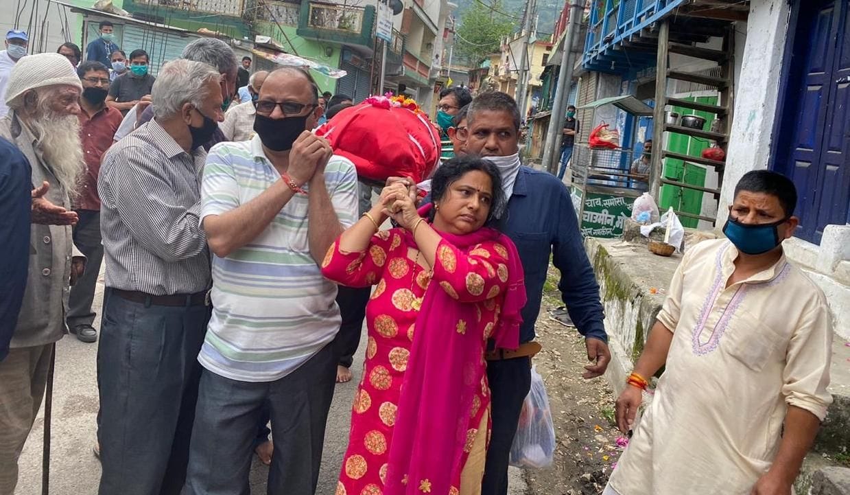 शव यात्रा के दौरान अपने स्वर्गीय पिता को कंधा देती ज्योति कांडपाल।