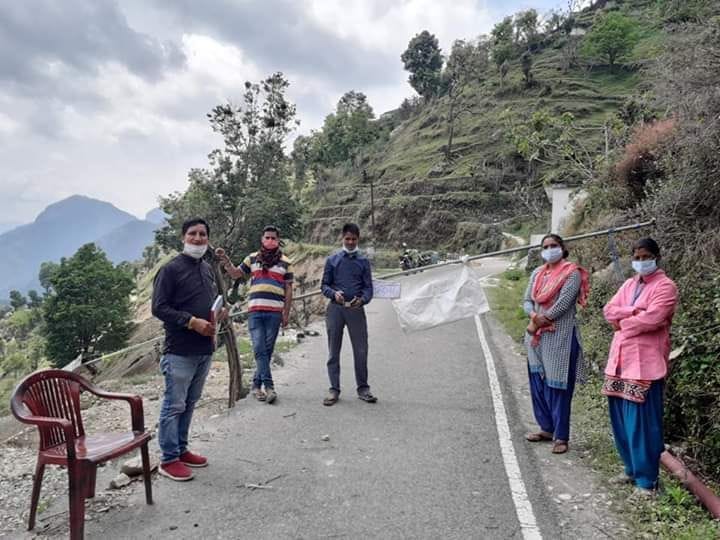नई टिहरी के मंदार गांव में बाहर से आ रहे लोगों को क्वारंटीन करने को लगाया बैरियर। नई टिहरी के मंदार गांव में बाहर से आ रहे लोगों को क्वारंटीन करने को लगाया बैरियर।