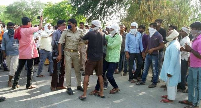 फोटो-38- हरदोई-पिहानी मार्ग पर जाम खुलवाने का प्रयास करती पुलिस। संवाद फोटो-38- हरदोई-पिहानी मार्ग पर जाम खुलवाने का प्रयास करती पुलिस। संवाद