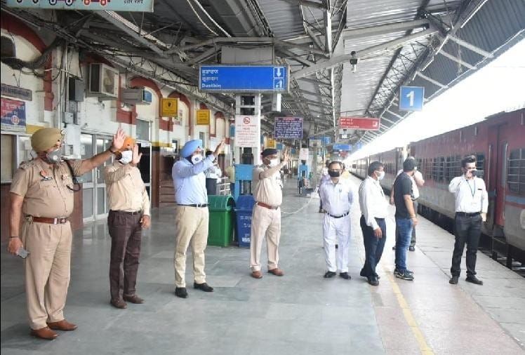 श्रमिकों को रवाना करते अधिकारी