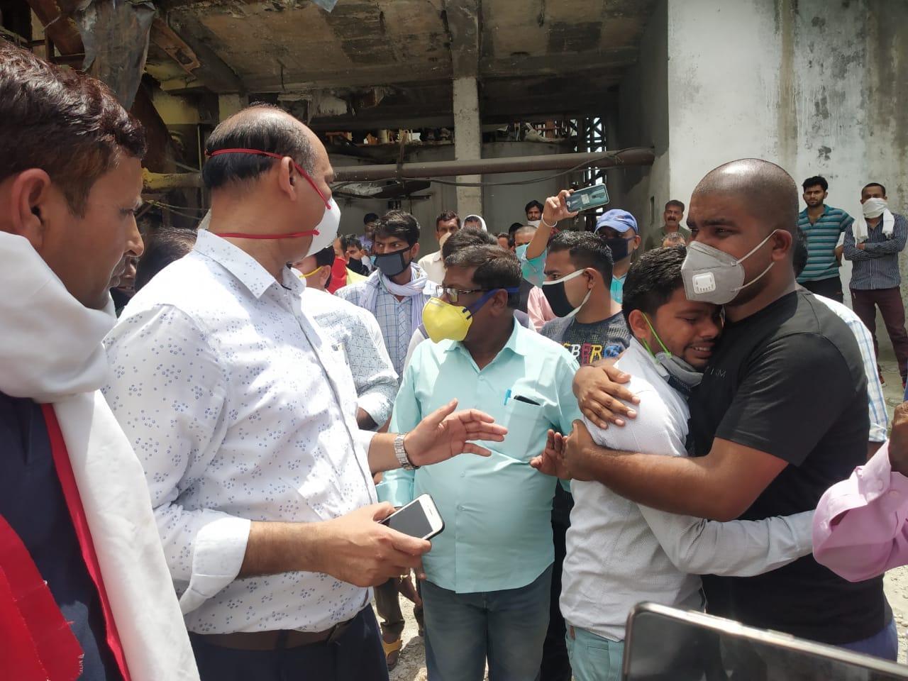 मृतक के बेटे को ढांढस बंधाते मिल स्टाफ के लोग मृतक के बेटे को ढांढस बंधाते मिल स्टाफ के लोग