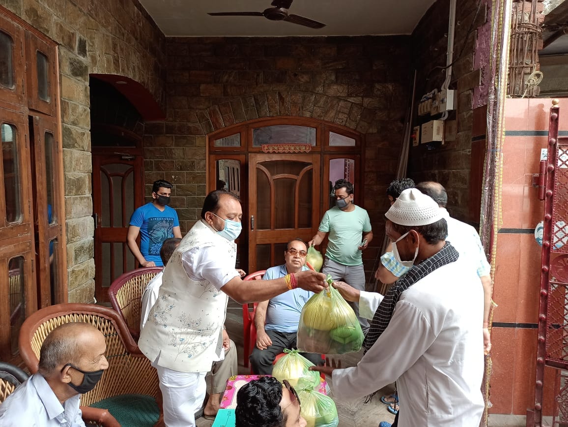 बेहट में वंचितों को राशन बांटते संजीव कर्णवाल बेहट में वंचितों को राशन बांटते संजीव कर्णवाल